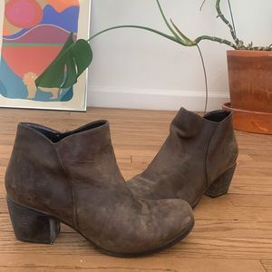 Clarks booties sz 8 brown distressed leather